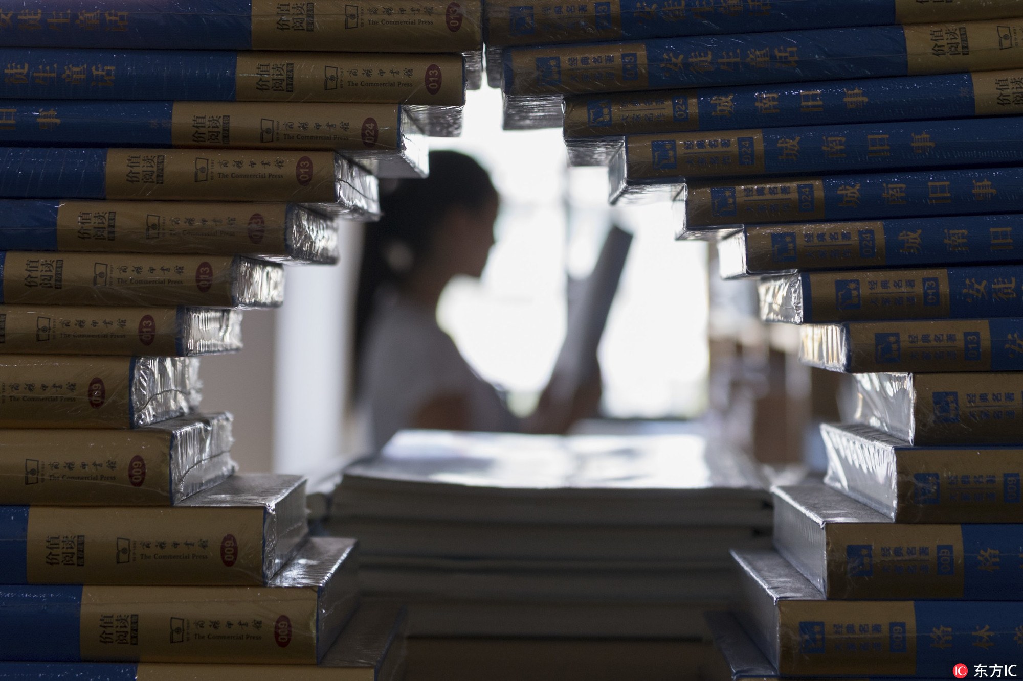 【组图】贵州:开学啦!学生选购教辅有点忙