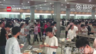 河南某中學食堂沒凳子，原因讓人哭笑不得……
