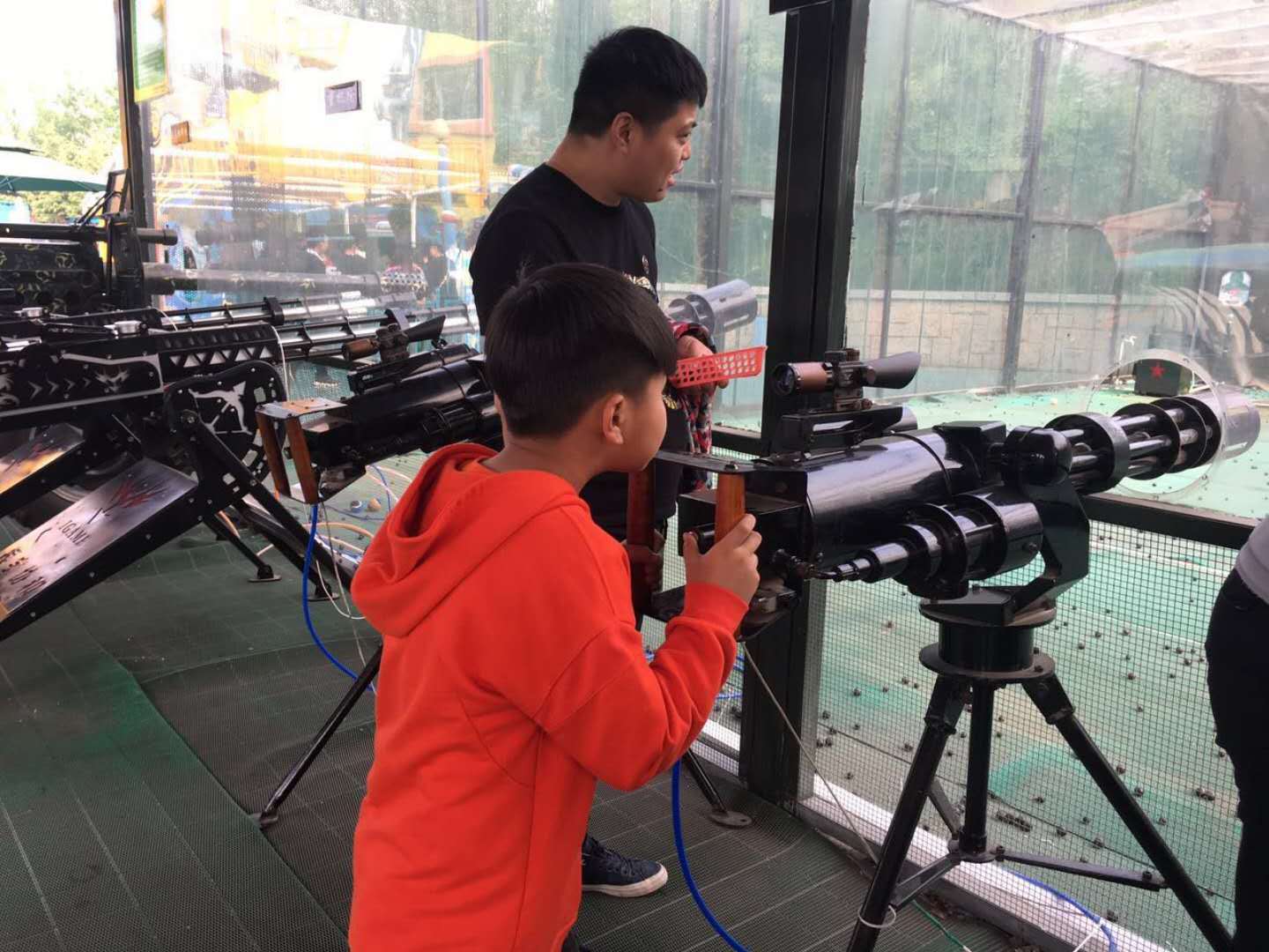 河北生产气炮枪价格 游乐场娱乐项目设备气炮 户外拓展军事打靶设备游乐炮