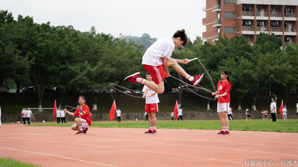 广州华商职业学院万名师生一同参与趣味运动会