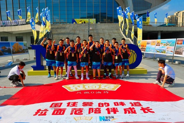 “小”圍裙走進大賽場，拉面范助力NYBO青少年籃球公開賽全國總決賽火力全開！