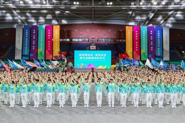 浙江工業大學留學生穆斯塔法作為國際志愿者代表在杭州亞運會、亞殘運會賽會志愿者出征儀式上發言