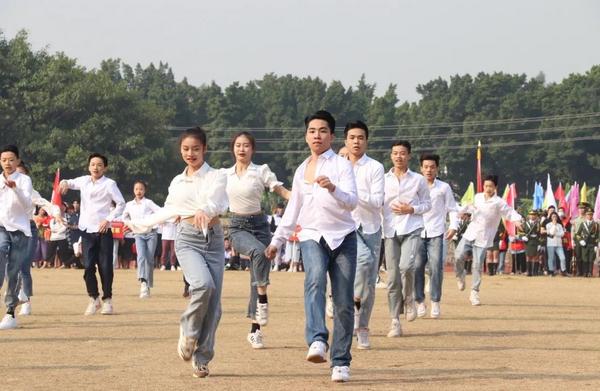 廣東舞蹈戲劇職業學院舉辦了“揚體育精神，展青春風采”第七屆校運會