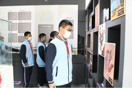 《洪荒印记 古生物化石科普展》在北京市赵登禹学校正式启幕