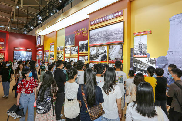 河海大学组织参观中国共产党在江苏历史展