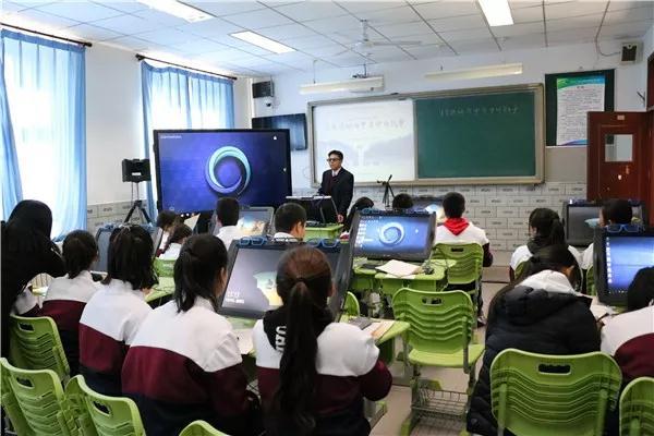 中教启星历史VR教学系统首秀 师生集体“玩穿越”