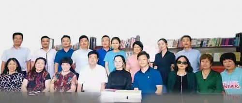北京愛迪學校臧程成：“我要像金斯伯格一樣，投身改變女性群體命運?！?/></p><p>　　除此以外，程成還參加了很多不同的公益活動。</p><p>　　臧程成逐漸意識到，利用課外時間參與公益項目的力量是短暫而有限的，如果要真正改變一個群體的命運，需要從自己的專業開始，這也是大法官金斯伯格讓她領悟到的最重要的智慧——從自己的領域開始做起。</p><p>　　我們了解到，金斯伯格的故事和程成自己的支教經歷，對她本科及下一步研究生的專業選擇產生了深深的影響，她希望能夠到美國學習，在打好人文科學的學術基礎后，在研究生階段攻讀法學專業，在倡導性別平權及公平立法這條道路上，以自己的能力和學識為自己的國家做出一些貢獻。</p><p>　　臧程成說，最后將紐約大學作為留學申請的主要選項，還有一些影響來自于《欲望都市》，這是一部以20世紀末紐約前衛精英階層生活為背景的美劇。劇中演繹了四位紐約單身女性的故事，她們都很成功，即便她們各自不再年輕，卻自信而魅力四射，擁有獨立精彩的人生。</p><p>　　“你會發現，劇中的每個女主角都擁有一份畢生追求的事業，愛情與家庭絕不是一個女人的全部?！?/p><p style=