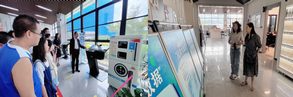 南京航空航天大學圖書館領導帶新生和家長參觀圖書館