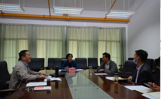 云南民族大學黨委委員、副校長蘇麗春指導圖書館基層黨建工作