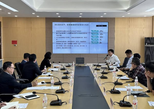 大连医科大学领导参加检验医学院与金域医学集团举行的产学研合作交流会