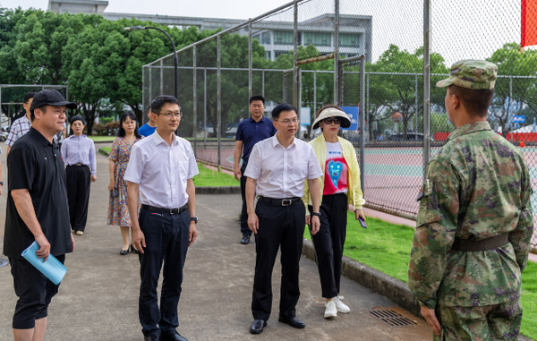 浙江海洋大学校长武传宇一行现场慰问2023级军训师生