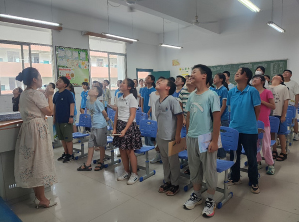 1726714523160637.jpg 江西科技師范大學心理健康教育與咨詢中心赴紅嶺學校開展團體心理輔導活動