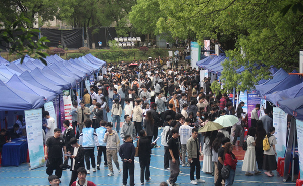 华东交通大学举办2025届毕业生春季双选会