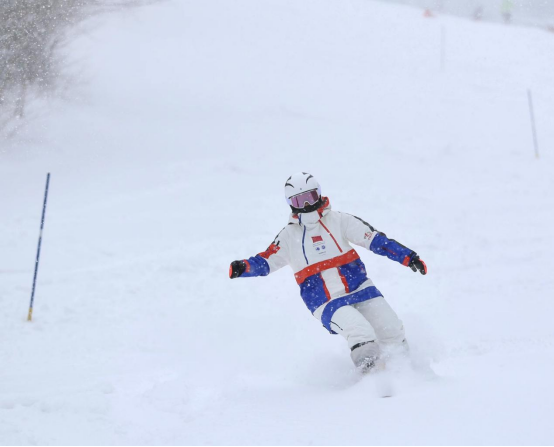 探路者助力中国代表团征战世界中学生冬季运动会