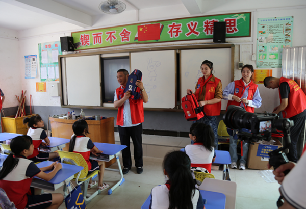 愛心助學，情暖“六一”丨博士有成對岑溪市大公小學捐資助學