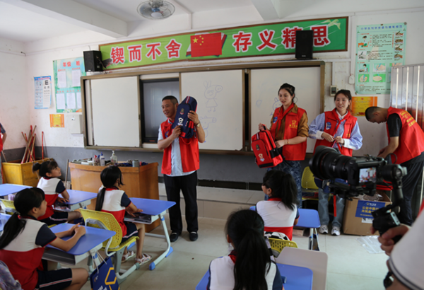 爱心助学，情暖“六一”丨博士有成对岑溪市大公小学捐资助学