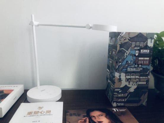 我心目中的理想臺燈，就是三思護眼臺燈這個款！