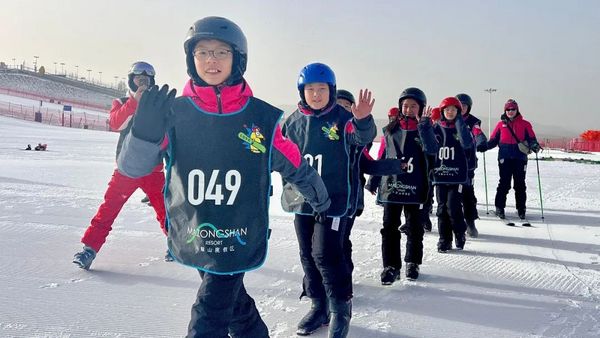 冰雪运动进校园 | 一起走进呼和浩特市中小学滑雪研学实践活动