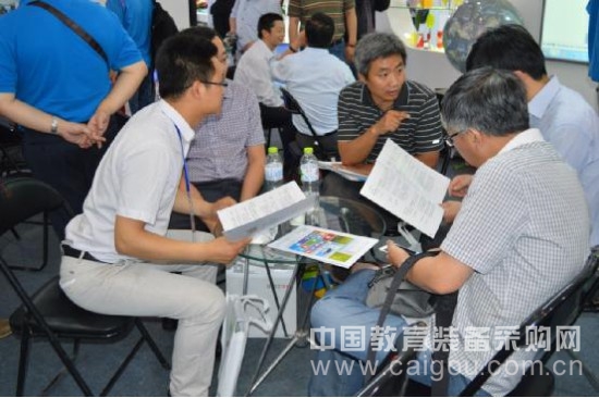 青岛展会,中教启星展位门庭若市